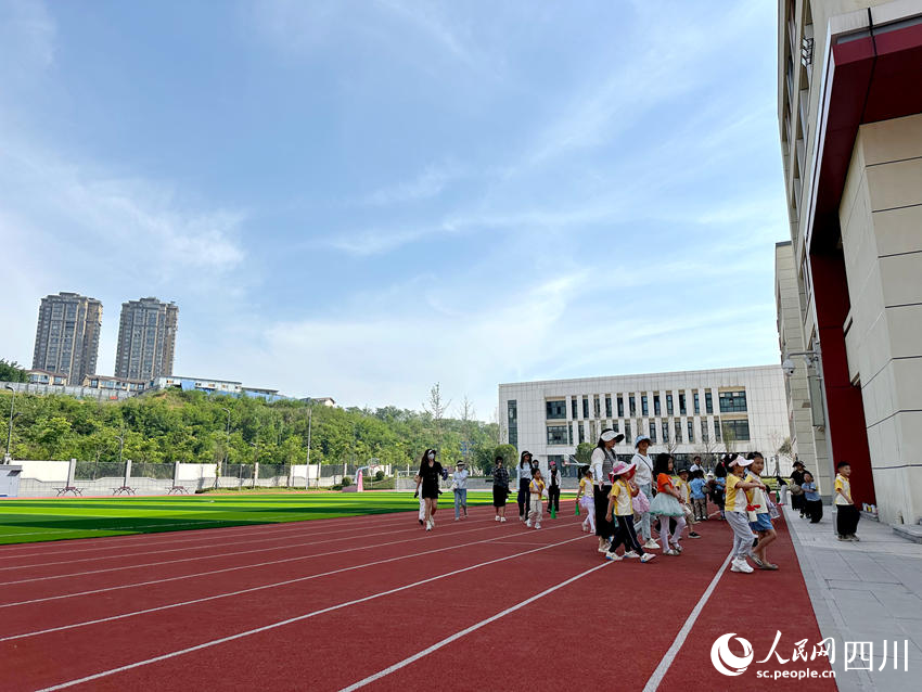 清泉壩片區新建南充市將軍學校。人民網記者 王波攝