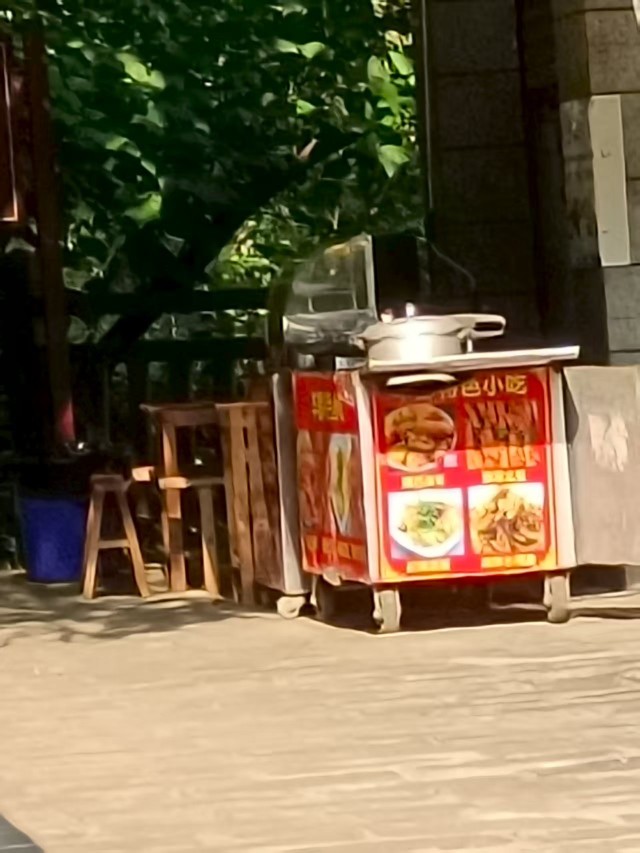 景區擺放著高壓鍋等廚具。受訪者供圖