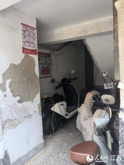 電動自行車停放在樓道內飛線充電。 人民網 崔小倩攝